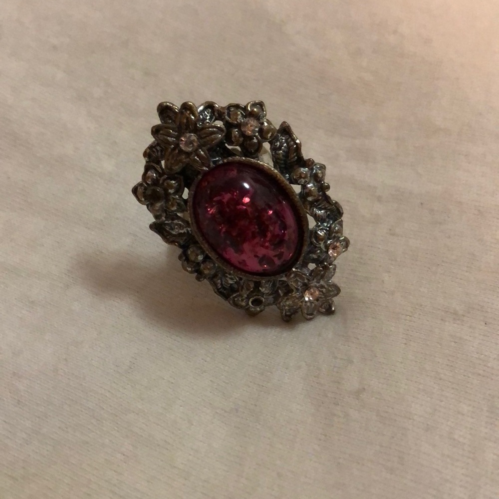 Medieval look ring w/ purple amber&diamond flake